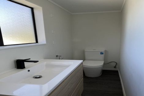 Photo of property in 2/523 Glenfield Road, Glenfield, Auckland, 0629