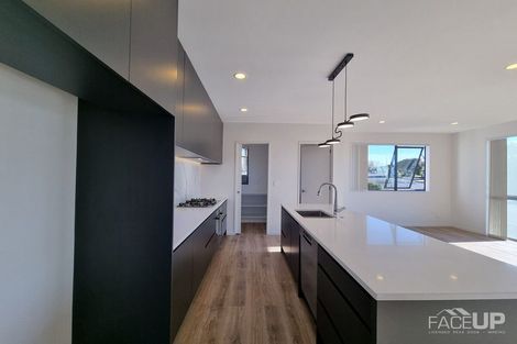 Photo of property in 17a Marina View Drive, West Harbour, Auckland, 0618
