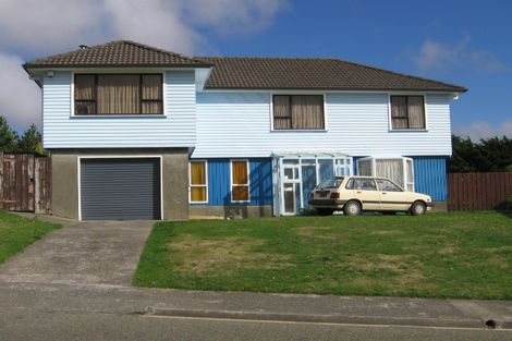 Photo of property in 29 Colchester Crescent, Newlands, Wellington, 6037