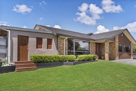 Photo of property in 70 Golfland Drive, Golflands, Auckland, 2013