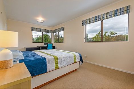 Photo of property in 32 Springdale Grove, Fitzherbert, Palmerston North, 4410