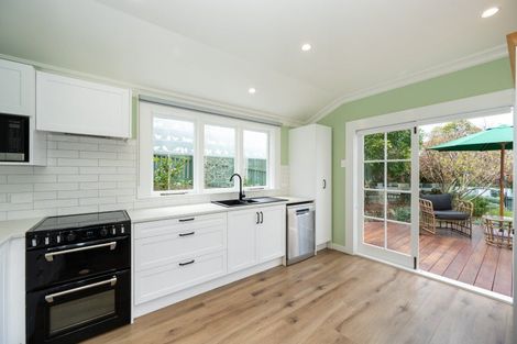 Photo of property in 14 Cameron Road, Bluff Hill, Napier, 4110