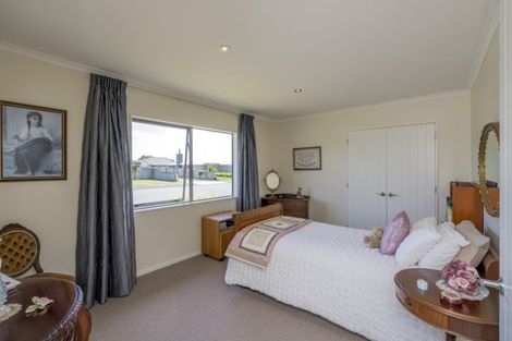 Photo of property in 16 Barry Curtis Place, Levin, 5510