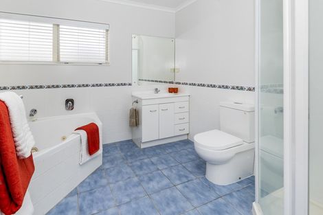 Photo of property in 2 Canonbie Place, East Tamaki Heights, Auckland, 2016