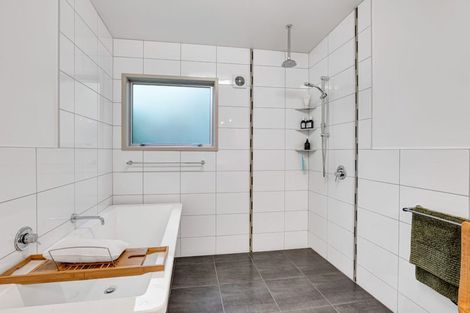 Photo of property in 12 Leatham Avenue, Strandon, New Plymouth, 4312