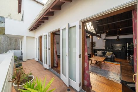 Photo of property in 2/12 Little George Street, Thorndon, Wellington, 6011