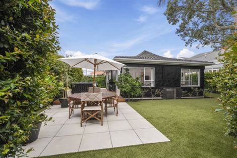 Photo of property in 2/7 Hanlon Crescent, Narrow Neck, Auckland, 0624