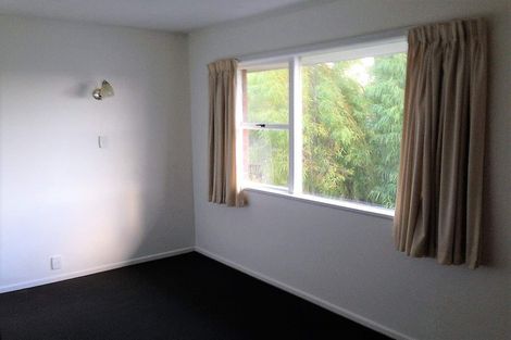 Photo of property in 8 Easton Park Parade, Glenfield, Auckland, 0629