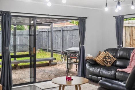 Photo of property in 2/19 Sailfish Drive, West Harbour, Auckland, 0618