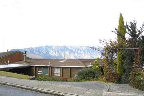 Photo of property in 55 Wynyard Crescent, Fernhill, Queenstown, 9300