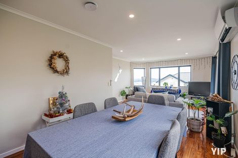 Photo of property in 79 Dress Circle, Newlands, Wellington, 6037