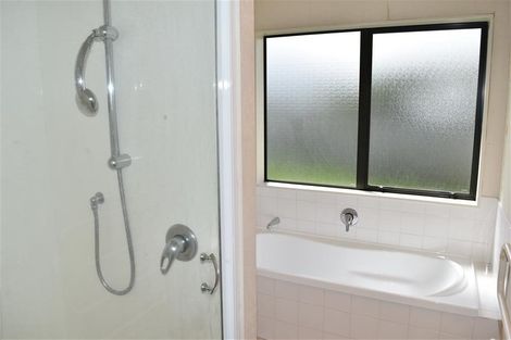 Photo of property in 9 Ballintra Close, Pinehill, Auckland, 0632