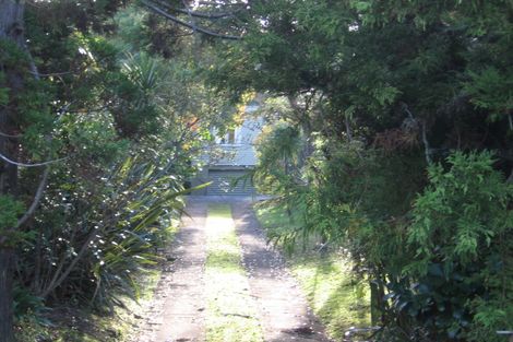 Photo of property in 15 Laingholm Drive, Laingholm, Auckland, 0604