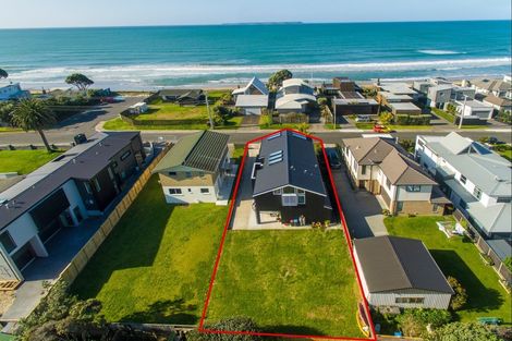 Photo of property in 112 Karewa Parade, Papamoa Beach, Papamoa, 3118