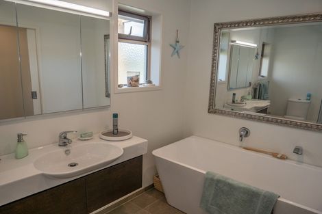 Photo of property in 16 Rangikapiti Road, Coopers Beach, 0420