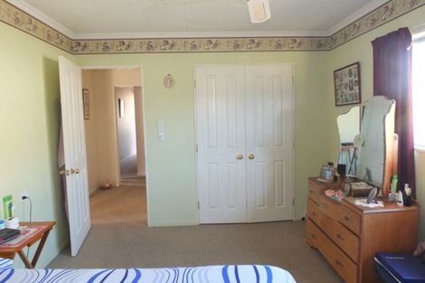 Photo of property in 17 Hennessy Street East, Foxton Beach, Foxton, 4815