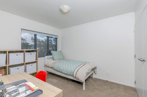 Photo of property in 3/5 John Jennings Drive, Oteha, Auckland, 0632