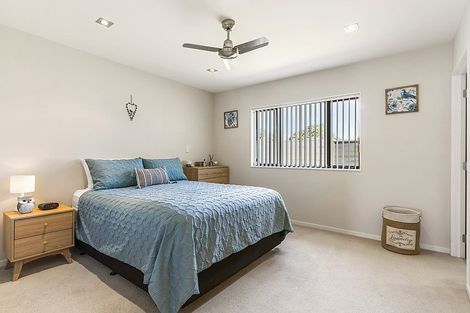 Photo of property in 18 Royalle Mews, Botany Downs, Auckland, 2010