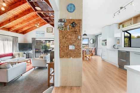 Photo of property in 17 Leiden Place, Totara Vale, Auckland, 0629