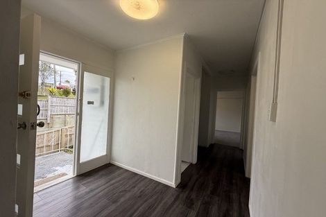Photo of property in 16 Avonleigh Road, Green Bay, Auckland, 0604