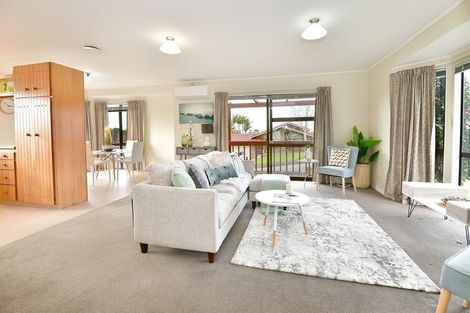 Photo of property in 16 Petrel Place, Massey, Auckland, 0614