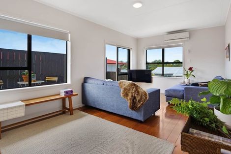 Photo of property in 124 Archibald Road, Kelston, Auckland, 0602