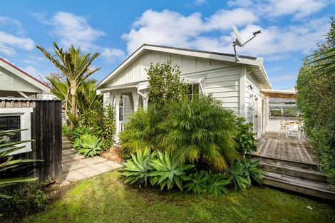 Photo of property in 2/21 Cowper Street, Devonport, Auckland, 0624
