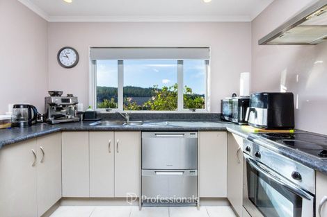 Photo of property in 10 Mcewen Crescent, Riverstone Terraces, Upper Hutt, 5018