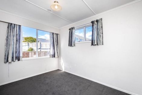 Photo of property in 27 Brooker Grove, Newlands, Wellington, 6037