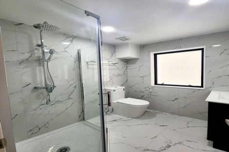 Photo of property in 22f Totaravale Drive, Totara Vale, Auckland, 0629