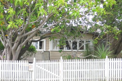 Photo of property in 13 Cresta Avenue, Beach Haven, Auckland, 0626
