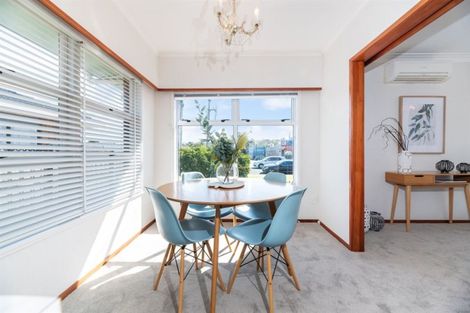 Photo of property in 1/10 Shakespeare Road, Milford, Auckland, 0620