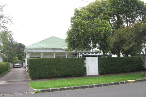 Photo of property in 2/18 Momona Road, Greenlane, Auckland, 1051