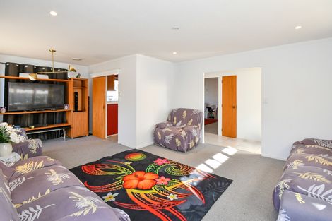 Photo of property in 15 Oakmont Place, Wattle Downs, Auckland, 2103