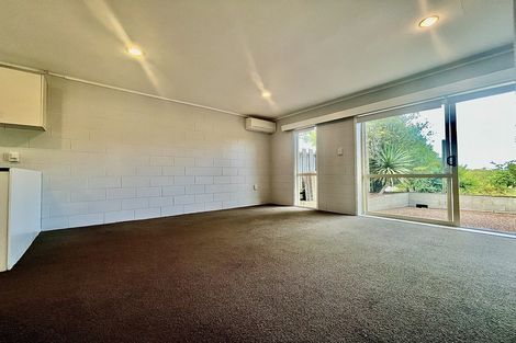 Photo of property in 2/22 Chivalry Road, Glenfield, Auckland, 0629