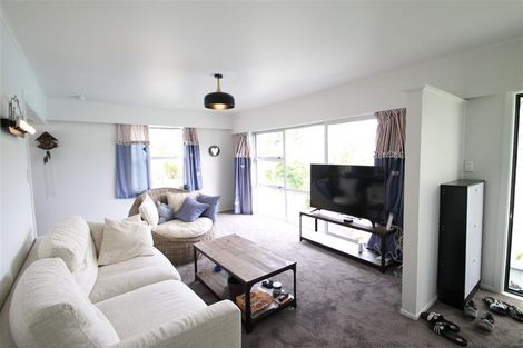 Photo of property in 19 Segedin Place, Glenfield, Auckland, 0629