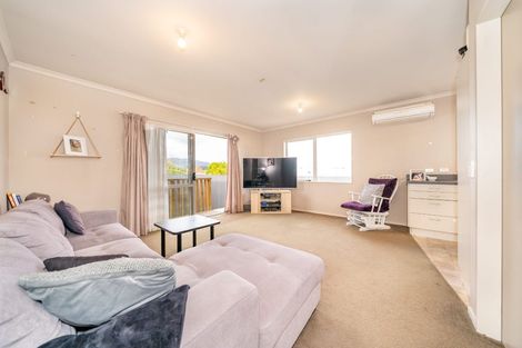 Photo of property in 32a Aniseed Grove, Timberlea, Upper Hutt, 5018