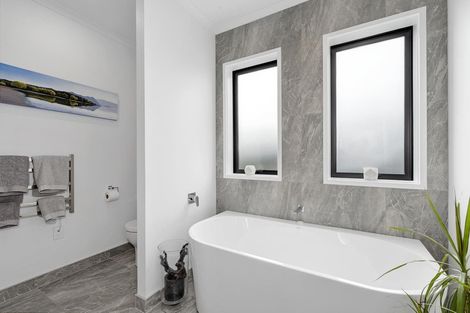 Photo of property in 229 Hillcrest Road, Wainui, 0931