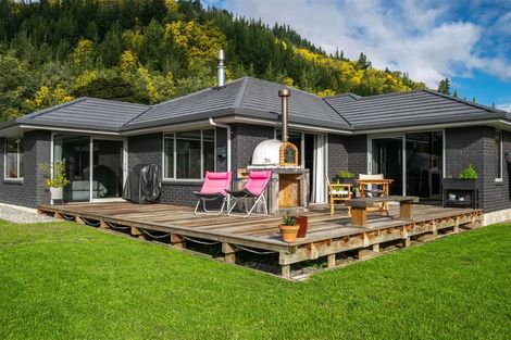 Photo of property in 112 Milton Terrace, Picton, 7220