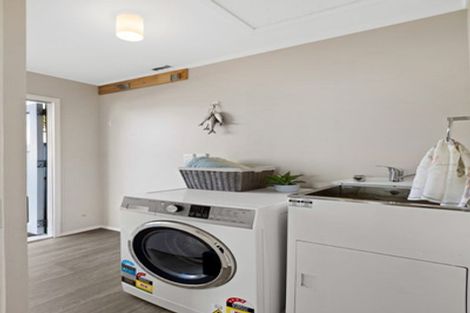 Photo of property in 6a Lucy Foster Lane, Red Beach, 0932