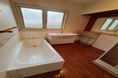 Photo of property in 16 De Val Drive, Titirangi, Auckland, 0604