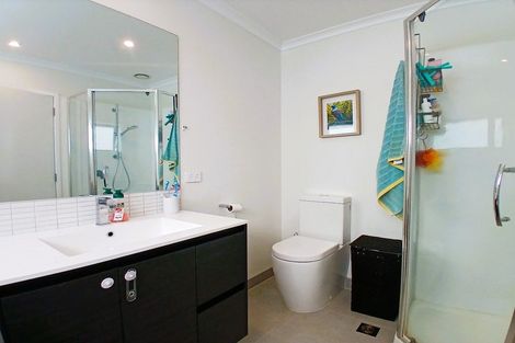Photo of property in 3 Huataki Road, Northcote, Auckland, 0627
