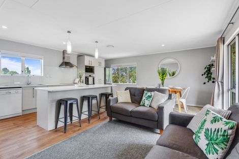 Photo of property in 7 Elizabeth Drive, West Harbour, Auckland, 0618
