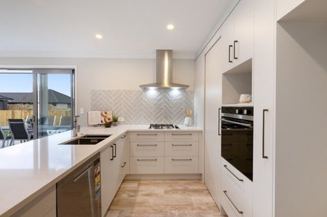 Photo of property in 18 Sam Heywood Place, Pyes Pa, Tauranga, 3112