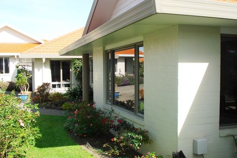 Photo of property in 34 Gillett Place, Botany Downs, Auckland, 2014