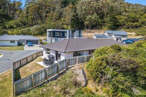 Photo of property in 8 Hull Place, Whitby, Porirua, 5024