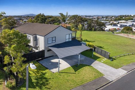 Photo of property in 15 Leiden Place, Totara Vale, Auckland, 0629