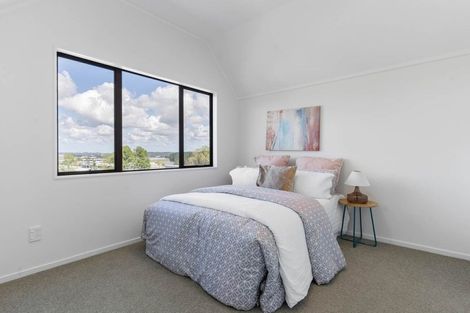 Photo of property in 2/7 Altair Place, Windsor Park, Auckland, 0632