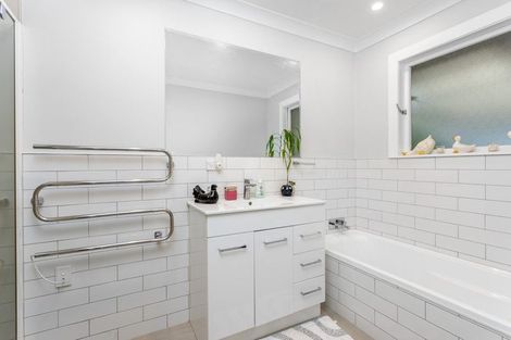 Photo of property in 19 Lawrence Crescent, Hillpark, Auckland, 2102