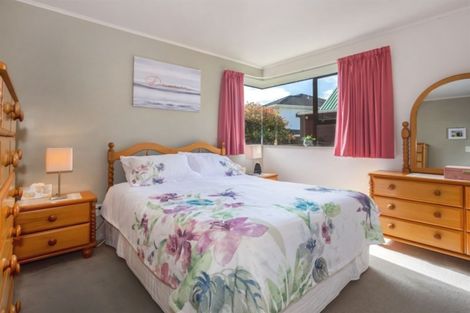 Photo of property in 25 Ordley Grove, Tawa, Wellington, 5028